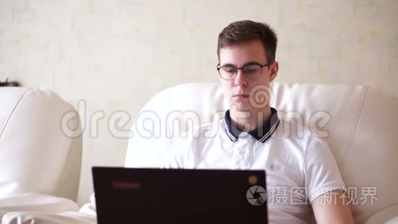 年轻人看着他的笔记本电脑