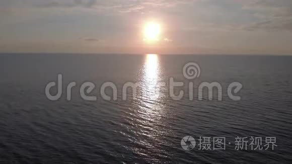 在夕阳的映衬下飞越大海视频