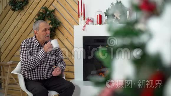 壁炉旁圣诞晚会上的老人视频