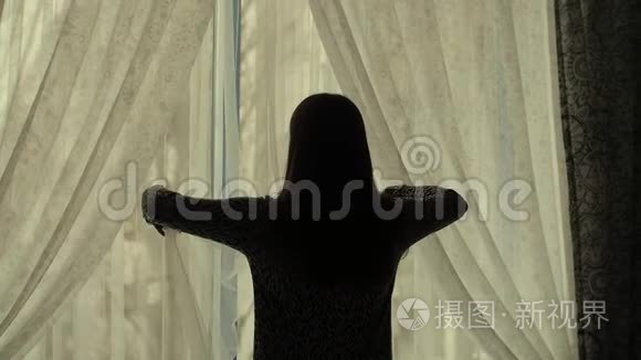 女人扔掉窗帘视频