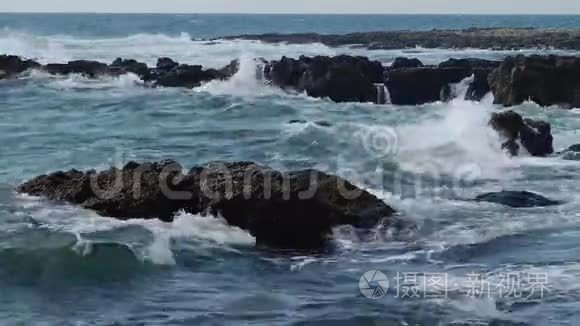 海上的风暴，海岸上的波浪破碎，海水的飞溅和岩石下的水的泡沫。 保加利亚黑海