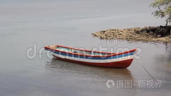 空的彩色木制渔船停泊在海岸边视频