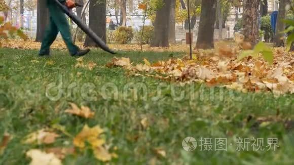 人用吹叶器吹秋叶.. 落叶清理.. 中期计划