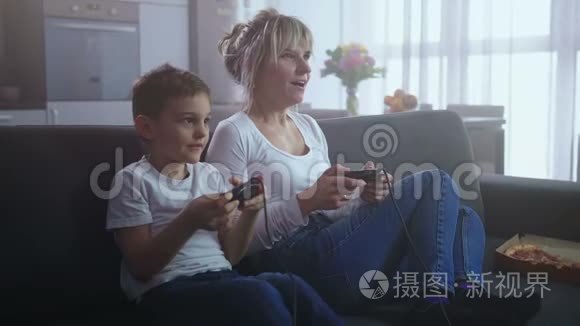 玩电子游戏机的快乐家庭视频