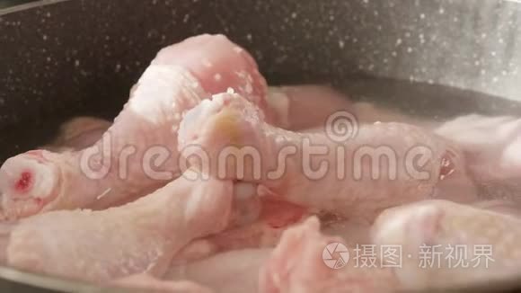 生鸡腿在锅里用热水慢慢煮视频