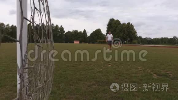 足球运动员在球门上玩杂耍视频