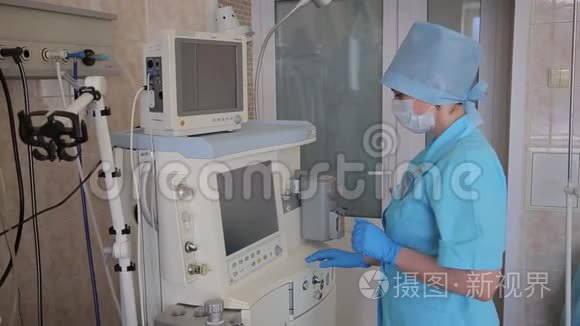 女护士为外科手术准备电子创新器械.. 4K