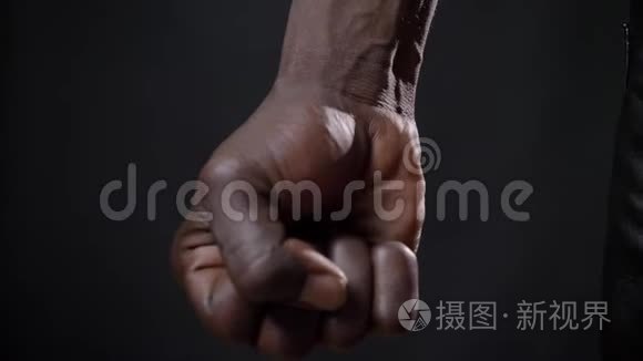 近距离拍摄非洲男子血管强壮的手，美丽的肌肉身体，隔离在黑色背景
