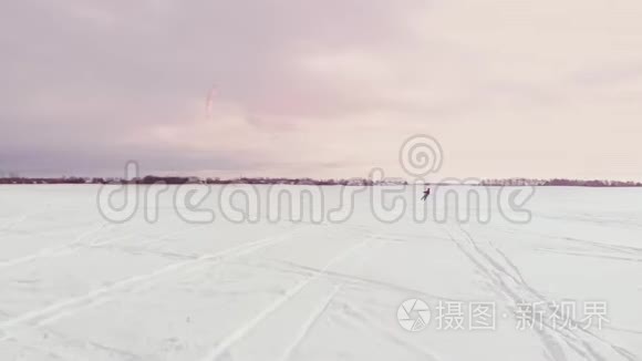 冬天在滑雪板或滑雪板上风筝。 在风中在冰上滑冰。 美丽的彩帆。