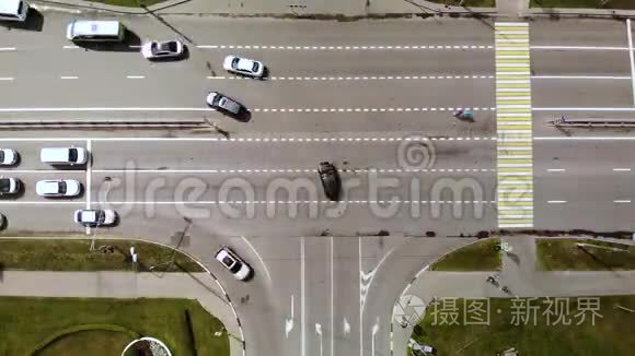 汽车、公共汽车在城市道路交叉口的时间间隔鸟瞰图。