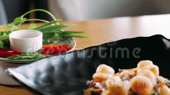 传统亚洲荞麦炒虾面视频