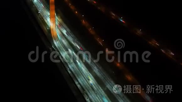 夜间延时鸟瞰繁忙的交通道路与城市天际线。 俯视图