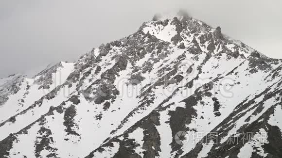 雾笼罩着雪山的山峰视频