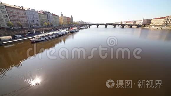 在阳光明媚的日子里，捷克城市的河景