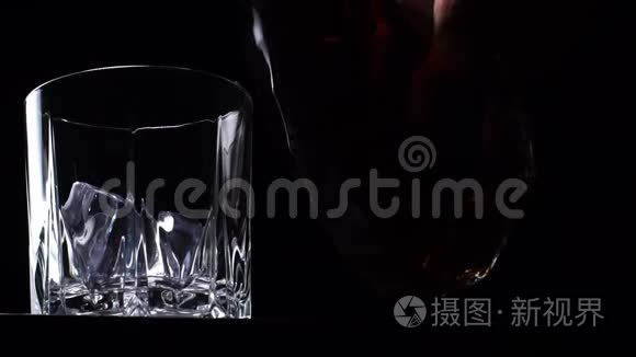 手浇威士忌或酒精饮料罐面玻璃视频