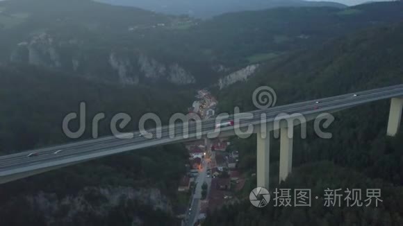 傍晚在山上小镇上空鸟瞰奥地利公路桥