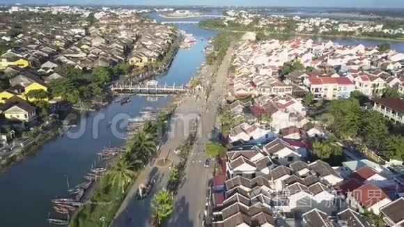 平静的河流和屋顶之间的空中观景堤