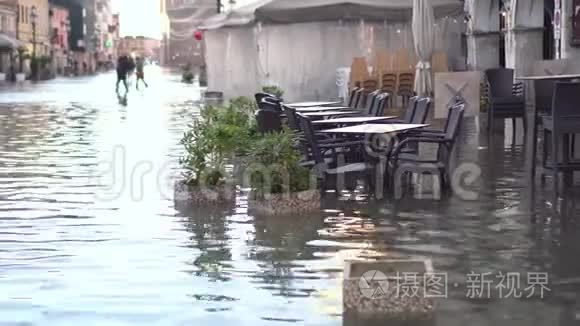 水灾城市的酒吧桌椅视频