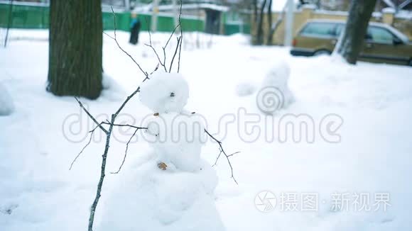 冬天，一家人在公园里堆雪人