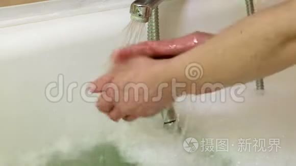 女人检查水温和洗手视频