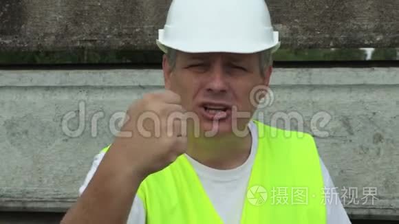 侵略性愤怒的建筑工人视频