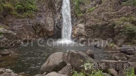 落基山脉的瀑布流入河流