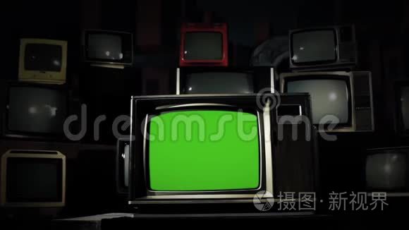 1980电视绿色屏幕在许多电视中间。