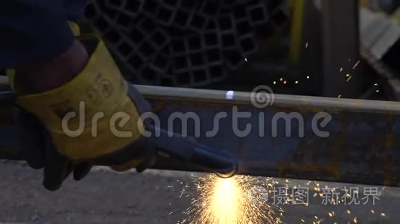 手套工人用焊机切割金属横梁视频