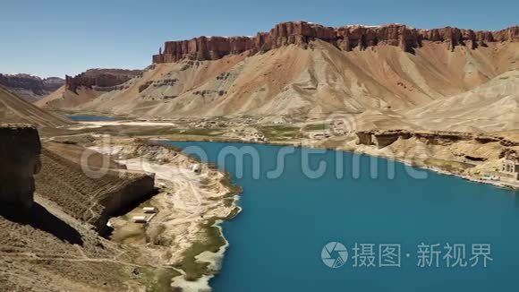 湖泊流域蜿蜒的湖泊海岸线。