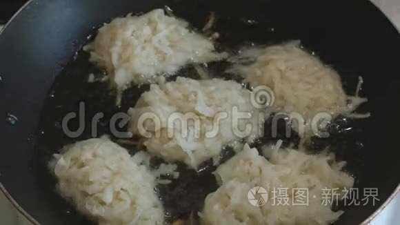 在油锅里煎的生薯饼视频