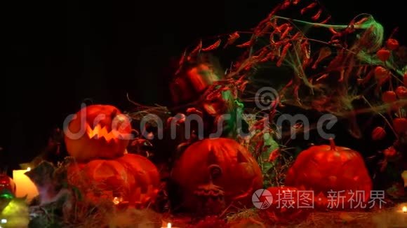 可怕的万圣节亡灵怪物盯着雕刻的南瓜，蜡烛和干藤，慢动作