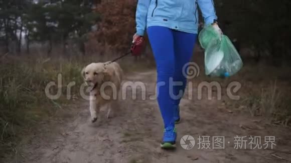 配合女性在慢跑时清理森林垃圾视频