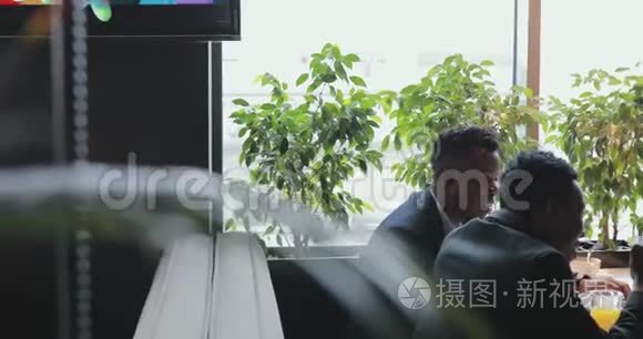 非洲男人在咖啡馆里向他的朋友证明了一些事情