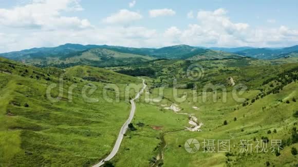 空中拍摄的乡村群山美景视频