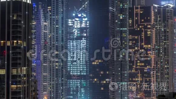 从高空夜晚的时间推移看迪拜码头的各种摩天大楼和塔楼