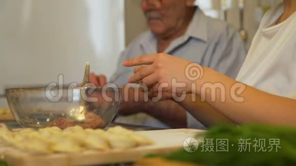 男女包肉饺子.