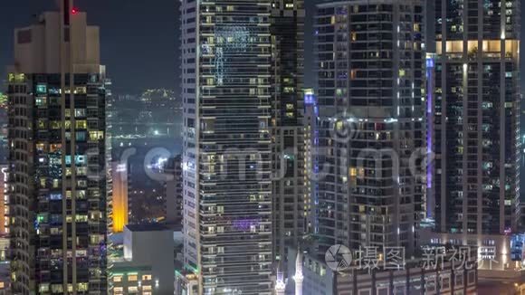 从高空夜晚的时间推移看迪拜码头的各种摩天大楼和塔楼