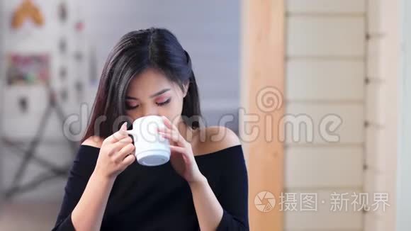 中等镜头，微笑，可爱的亚洲年轻女子，梦想着喝咖啡或茶