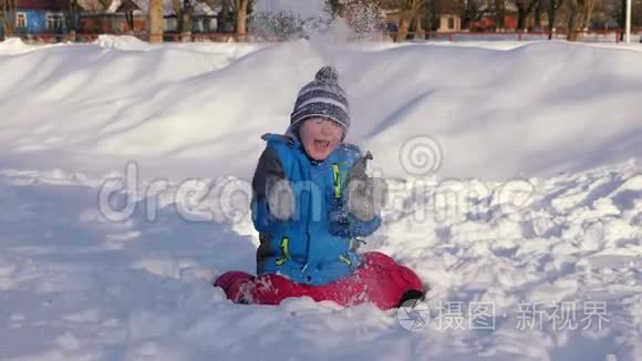 孩子们在雪地里玩耍