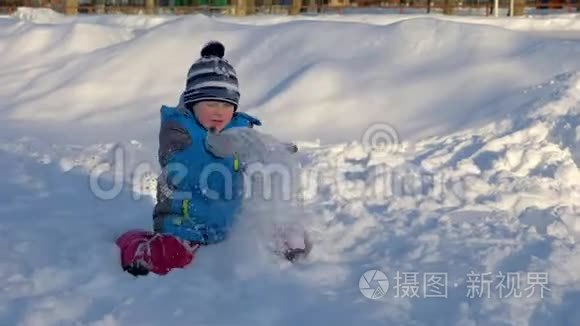 孩子们在雪地里玩耍