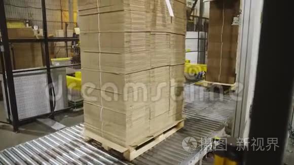托盘与折叠纸板箱运输工厂