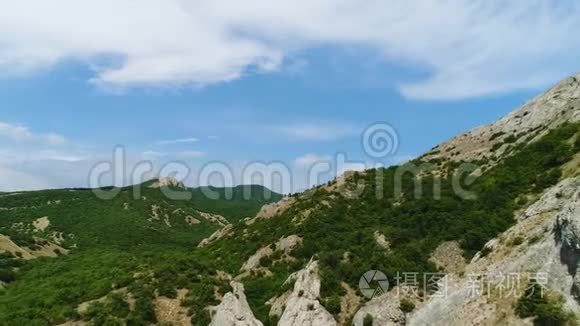 高空飞越森林景观穿过石质山口，露出一望无际的热带雨林丛林.. 中枪。 戏剧