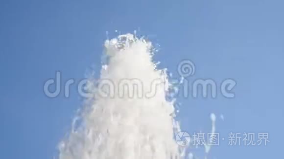 强大的喷泉水喷向天空视频