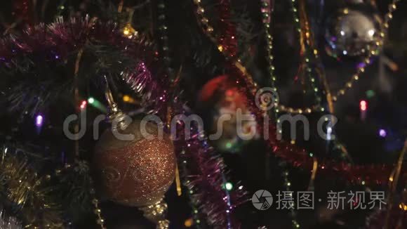 新年的背景是一棵装饰有花环的圣诞树。