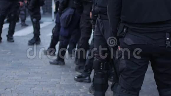 保护示威和集会的特别警察部队视频的预览图