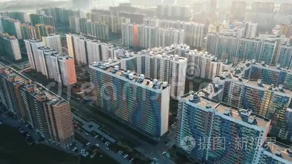 住房发展概念。 动作。 拥有发达基础设施和高楼大厦的大型住宅区的鸟瞰图