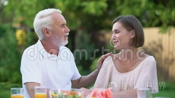 父女真挚交谈,情感拥抱,回忆短视频