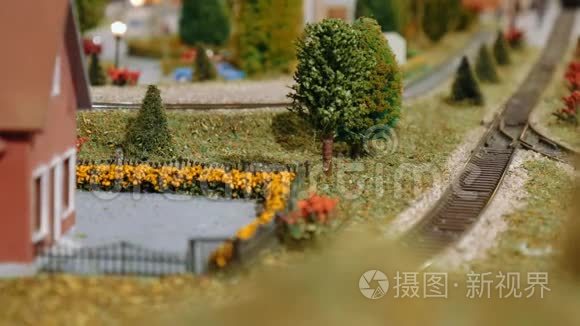 在迪奥拉马上经过的火车模型视频