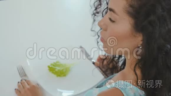 女人有蔬菜饮食视频