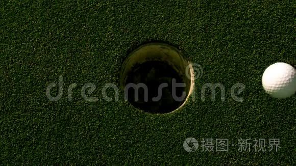 高尔夫球滚进洞放绿色球